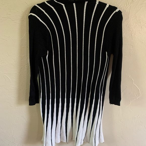 Tulip bottom cardigan - Picture 2 of 2